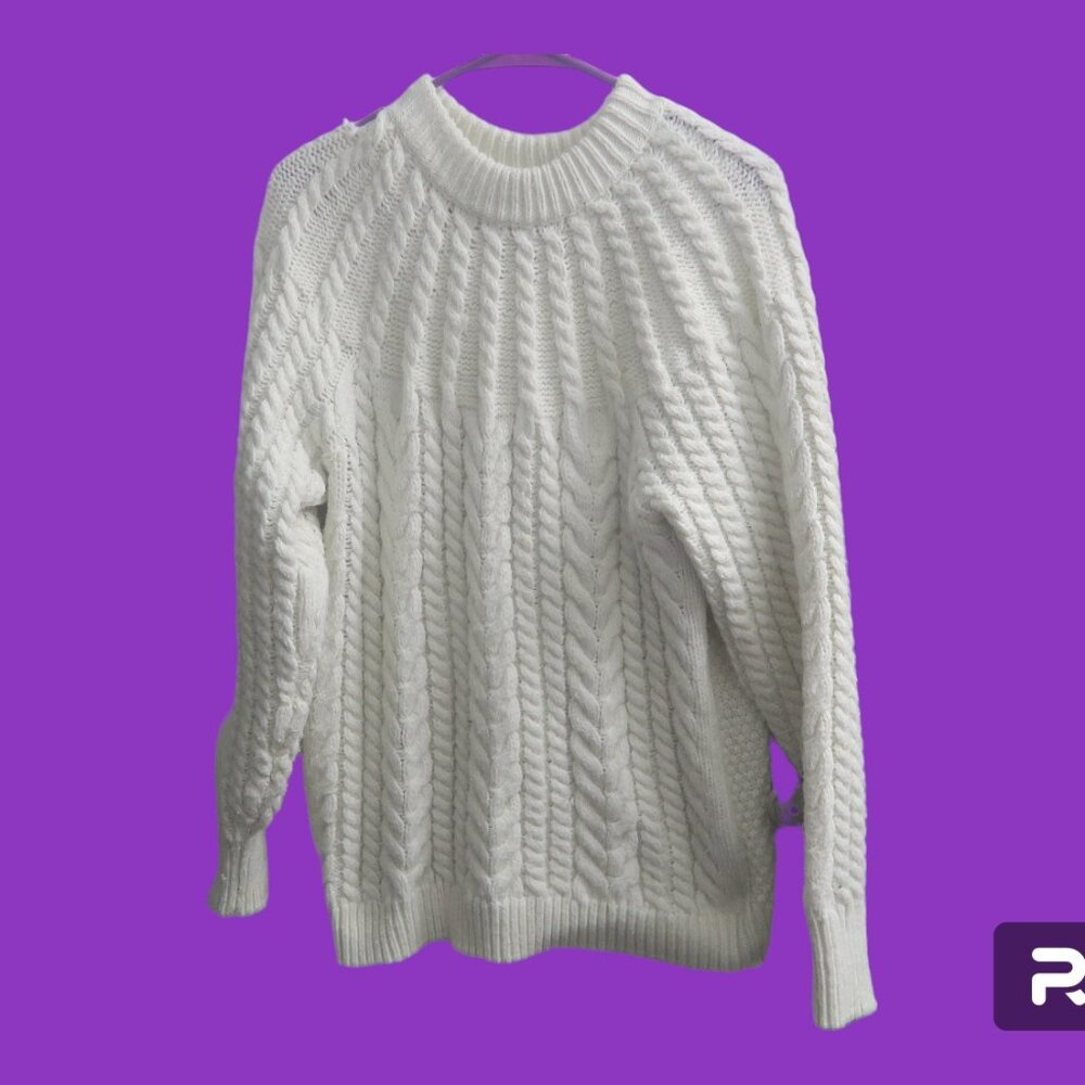H&M thick knitted crew neck pullover sweater in white size medium.